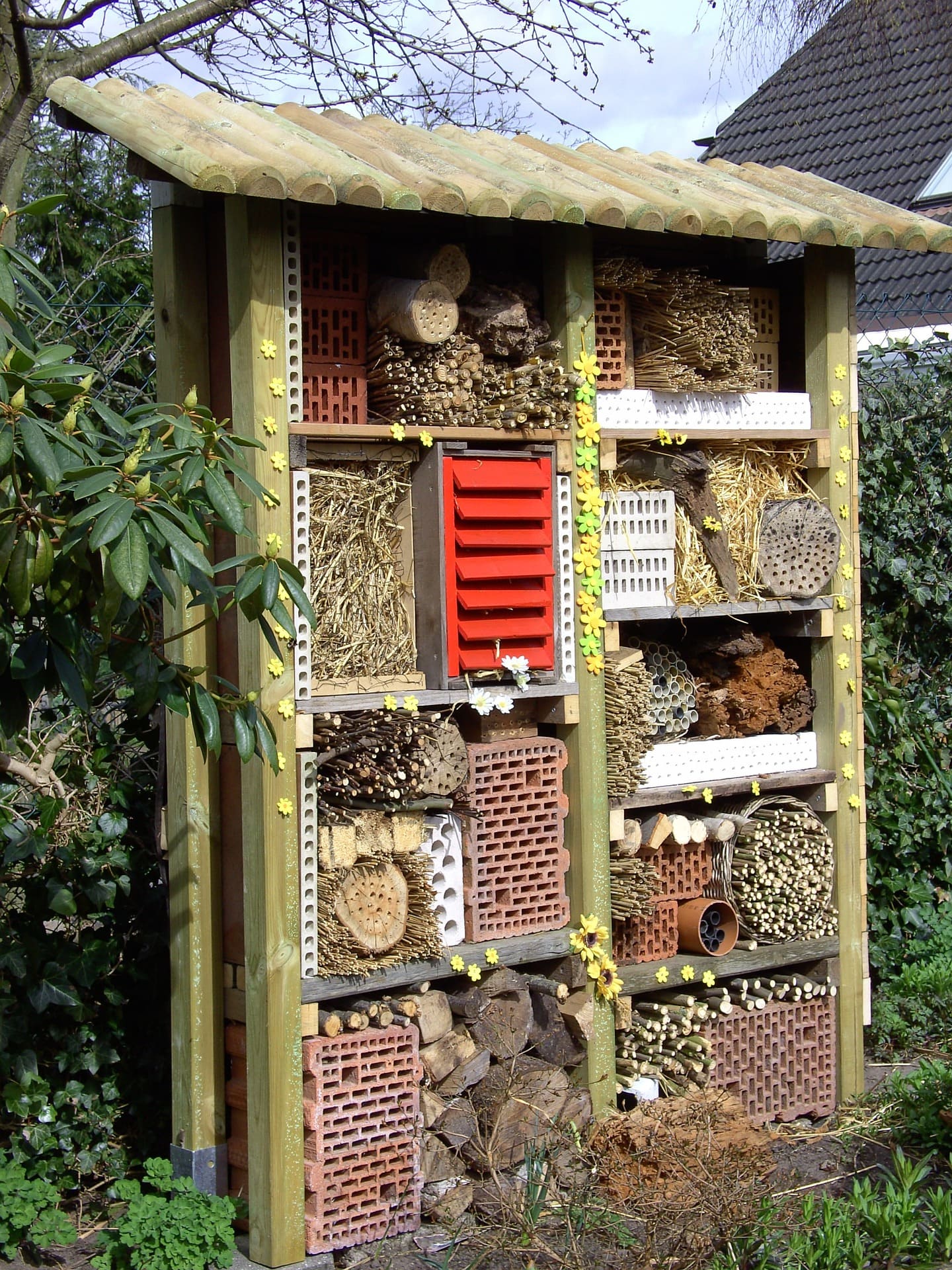 Ein vielseitiges Insektenhotel für Bienen und anderen Insekten.