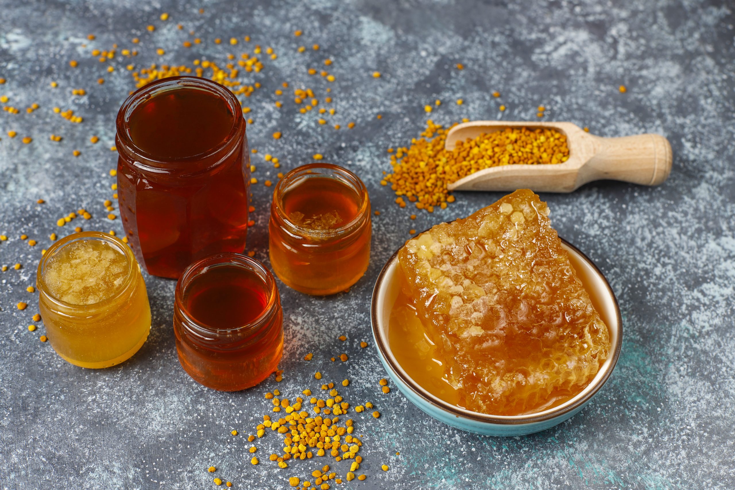 Gelee Royale als Nahrung der Bienenkönigin in einer geöffneten Beute